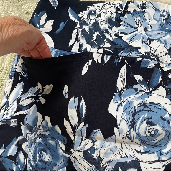 SC & Co Blue White Floral Pockets Stretch Tummy Control Wide Band Waist Skort - Picture 2 of 9